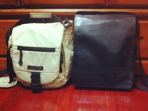 右邊是新包包，左邊是舊包包，有十幾個收納格，是我非常喜歡的包包